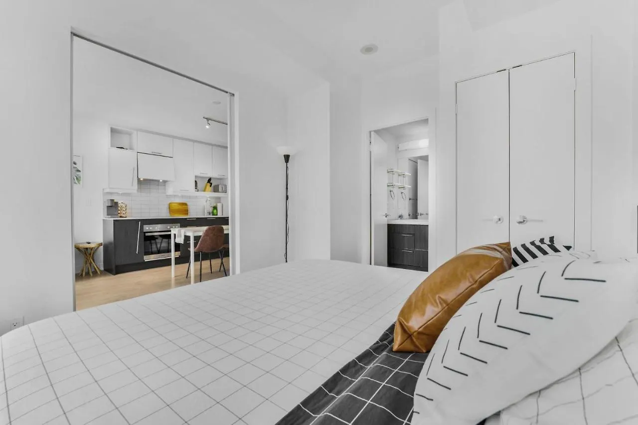 King Bed, Amazing View, Free Parking Apartment Toronto Canada