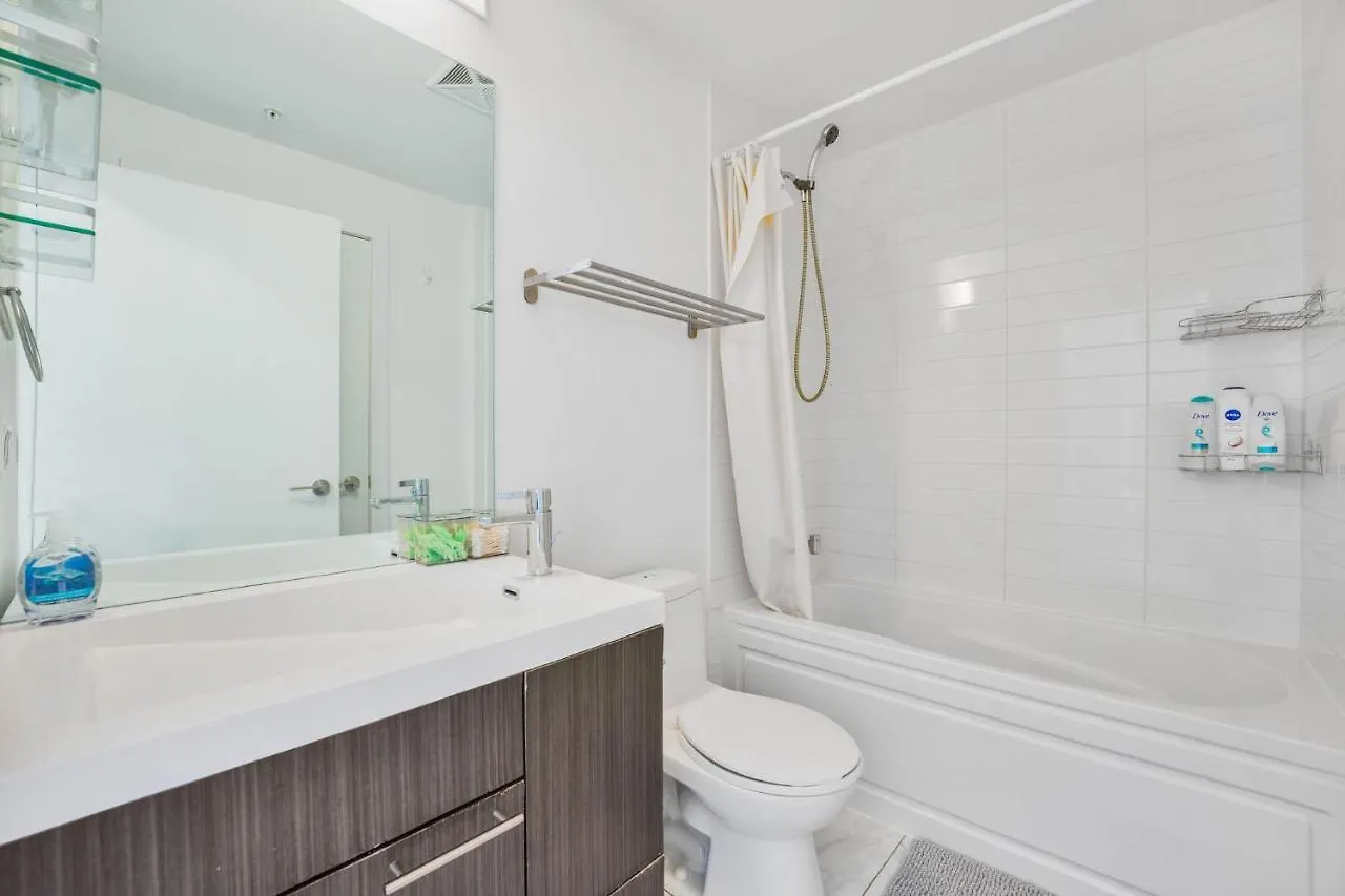 King Bed, Amazing View, Free Parking Apartment Toronto