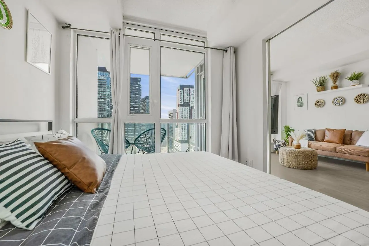 King Bed, Amazing View, Free Parking Apartment Toronto